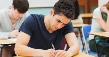 أطعمة تساعدك على التركيز قبل الامتحان.. أبرزها الشوكولاتة الداكنة والتوت 