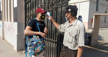 توافد طلاب الثانوية العامة لأداء الامتحان التجريبى فى التاريخ.. صور