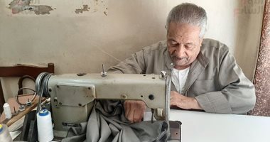 العم جمعة أقدم وأشهر ترزى جلابية بلدى بمدينة الزقازيق.. 80 عاما ويعمل 12 ساعة.. لايف