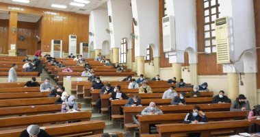 طلاب 10 كليات بجامعة القاهرة يواصلون الامتحانات.. والخشت يشدد على خطة الوقاية