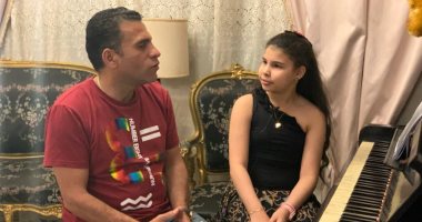 الموهوبة الصغيرة.. عمرها 8 سنوات وتعزف ألحان عمر خيرت على البيانو