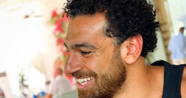 حلو برده البنى ده.. محمد صلاح يفاجئ متابعيه بـ لوك جديد لدقنه