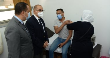 شاهد حملة تطعيم طلاب جامعة أسيوط بلقاح كورونا بمستشفى الطلبة .. صور