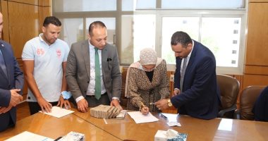 رئيس جامعة الفيوم يسلم منحة التفوق للفائزين ببرنامج المنح الدراسية