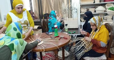 أبطال قهروا الظروف.. مكفوفون يصنعون البامبو والسجاد اليدوى بمهارة فائقة.. لايف وصور