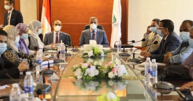 محافظ سوهاج يناقش الخطة المقترحة لتنمية وتطوير الموارد المالية المحلية