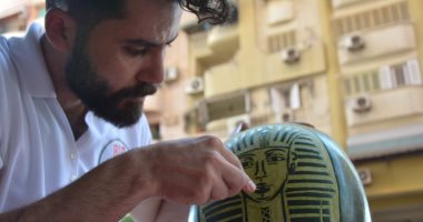 الفن قبل الأكل أحيانا.. شاب بورسعيدى يبدع فى الرسم على البطيخ.. لايف وصور
