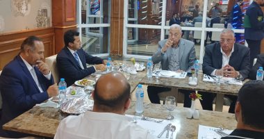 مأدبة غداء تجمع وزير الرياضة بلاعبي منتخب اليد 