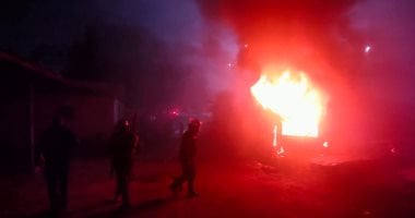 لحظة اندلاع حريق فى أتوبيس و6 سيارات قديمة خلف البنك الزراعى بالدقى.. فيديو