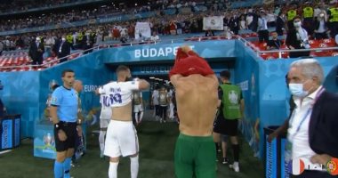على غير العادة.. بنزيما ورونالدو يتبادلان التيشيرتات بين شوطي المباراة