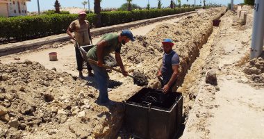 بدء تركيب شبكة صفايات المطر ووضع طبقة السن بمدخل شواطئ مصيف بلطيم.. صور 