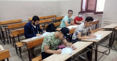 بالكتاب والبابل شيت.. طلاب الثانوية منازل يؤدون الامتحان التجريبى.. صور