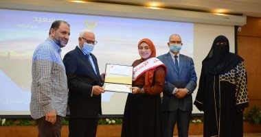 الناجح يرفع إيده.. تكرم أوائل الشهادة الإعدادية وعدد من مديرى المدارس ببورسعيد