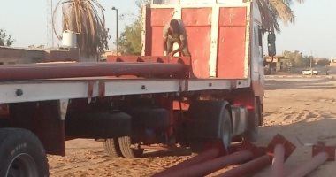 حياة كريمة فى البحر الأحمر .. وصول أعمدة إنارة جديدة لتركيبها بمدينة القصير .. صور
