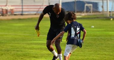 مران الزمالك.. نجل طارق حامد يحاول مراوغة شيكا.. وتألق 3 لاعبين فى التسديد
