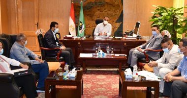 محافظ الفيوم يوجه باستغلال الأراضى المستردة فى مشروعات خدمية وتنموية
