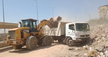 رفع 1520 طن تراكمات قمامة من شوارع حى شرق شبرا الخيمة ونقلها للمقلب العمومى