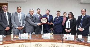 وفد تنسيقية شباب الأحزاب والسياسيين يلتقى نقيب المهندسين.. صور