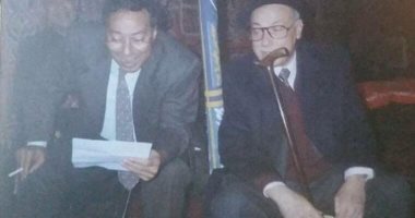الولد الشقى والعمدة.. صورة نادرة للكاتب الساخر محمود السعدنى مع شقيقه صلاح