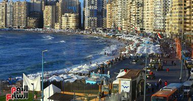 فسحة تشرح القلب.. عودة الحياة لشواطئ الإسكندرية