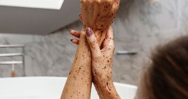 وصفات طبيعية لتقشير الجسم.. من القهوة للفراولة