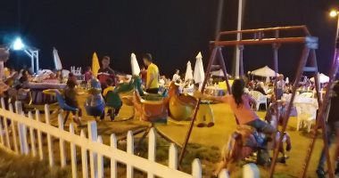 كورنيش بورسعيد كامل العدد.. هروب الأهالى من المنازل إلى الشاطئ "فيديو وصور"