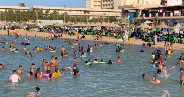 إقبال المواطنين على شاطئ النادى الاجتماعى بالغردقة.. لايف وصور 