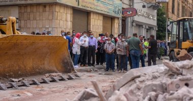 البحث عن ضحايا تحت أنقاض عقار الإسكندرية المنهار بينهم سيدة 70سنة..فيديو وصور