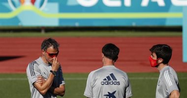 يورو 2020.. إنريكي يبعد لاعبيه عن التوتر بجولة لتناول الطعام في وسط مدريد
