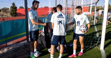 منتخب إسبانيا يكرم عمال التدريبات خلال يورو 2020.. صور