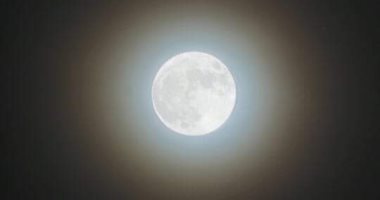 الإكليل يزين القمر البدر ويشاهد بالعين المجردة وقرصه مضاء بنسبة 99.9%