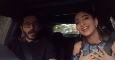 أحمد حلمى ورقص طريف مع ابنته "لى لى" على أغنية "Beggin".. فيديو