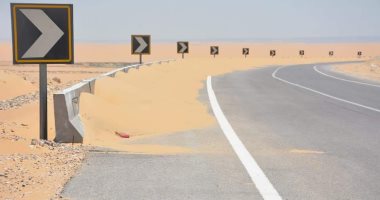 محافظ الوادي الجديد يوجه بإزالة الحواجز الأسمنتية بطريق "الفرافرة - ديروط"
