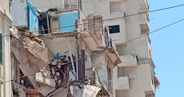 شهود عيان عقار الإسكندرية المنهار: به شروخ كبيرة والضحية الأخيرة عثروا عليها فى المنور