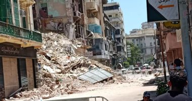التفاصيل الأخيرة فى واقعة انهيار عقار مأهول بالسكان بالإسكندرية.. استخراج 4 جثامين لسيدات لم يتمكّنّ من الهرب.. النيابة تستمع لشهود العيان وتستدعى صاحب العقار.. حى العطارين يبدأ تسوية المنزل بالأرض.. فيديو وصور