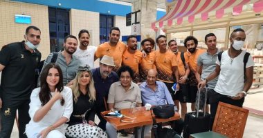 محمد منير فى زيارة لمسقط رأسه ويلتقى ضيوف مهرجان أسوان بالمطار.. صور