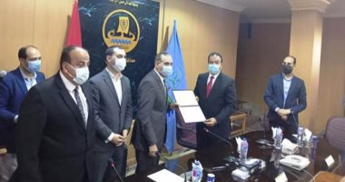 محافظ كفر الشيخ ونائبه يكرمان السكرتير العام لبلوغه سن المعاش 