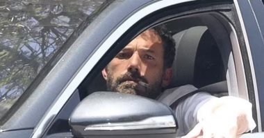 بن أفليك أثناء خروجه من قصر جينيفر لوبيز بعد يوم كامل معًا فى بيفرلى هيلز