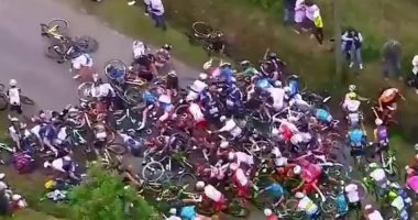 امرأة تتسبب فى أسوأ حادث فى تاريخ سباق فرنسا للدراجات.. صور