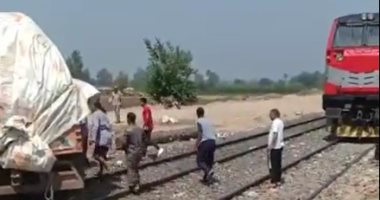 اصطدام قطار بسيارة نقل ونجاة سائقها فى قنا