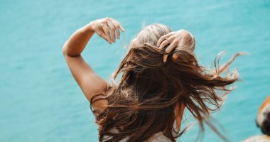 العناية بالشعر فى الصيف.. 5 خطوات للحفاظ على نعومته وتألقه