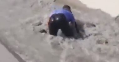 رجال شرطة صينيون ينقذون مجموعة أغنام من الغرق فى قناة مائية