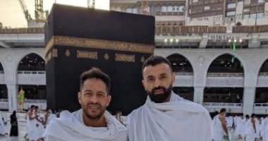 محمد حماقى يؤدى مناسك العمرة بعد حفله الغنائى فى السعودية.. صور