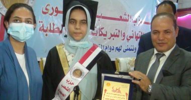 تكريم 21 طالبا من أوائل الشهادة الإعدادية و13 مدير مدرسة بالفيوم.. صور