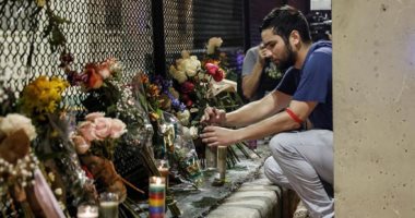 ورود وشموع وصور للمفقودين.. آهالى ضحايا عقار فلوريدا المنهار يشيدون نصبا تذكاريا..ألبوم صور