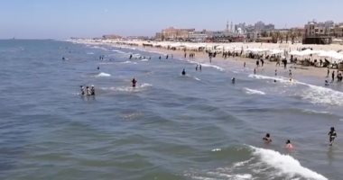 طلبات دليفري وألعاب مائية .. أفكار جديدة فى شواطئ بورسعيد لجذب المصطافين ..لايف