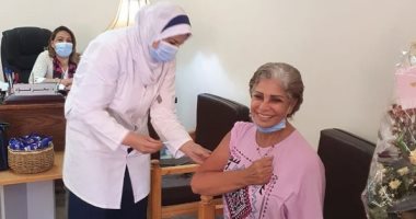 سوسن بدر تتلقى الجرعة الثانية من لقاح كورونا