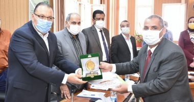 محافظ الشرقية يُكرم مدير مديرية الطب البيطرى تقديرًا لجهوده