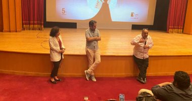 جمهور مهرجان أسوان يشيد بالفيلم المصري "من وإلى مير" في عرضه الأول