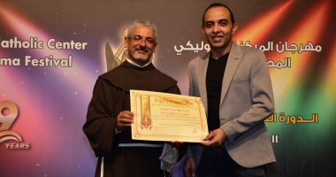 مهرجان المركز الكاثوليكى يكرم بهاء نبيل محرر اليوم السابع على التغطية المتميزة